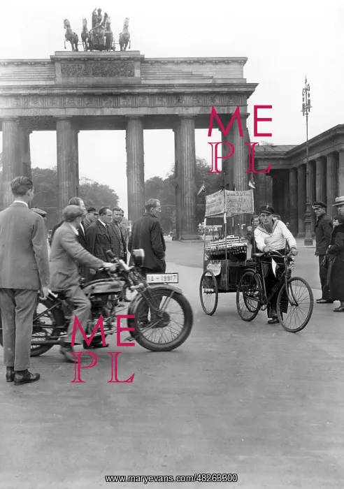 : Model ship in front of the Brandenburg Gate in Berlin, 1932 : Model ship in front of the Brandenburg Gate in Berlin, 1932