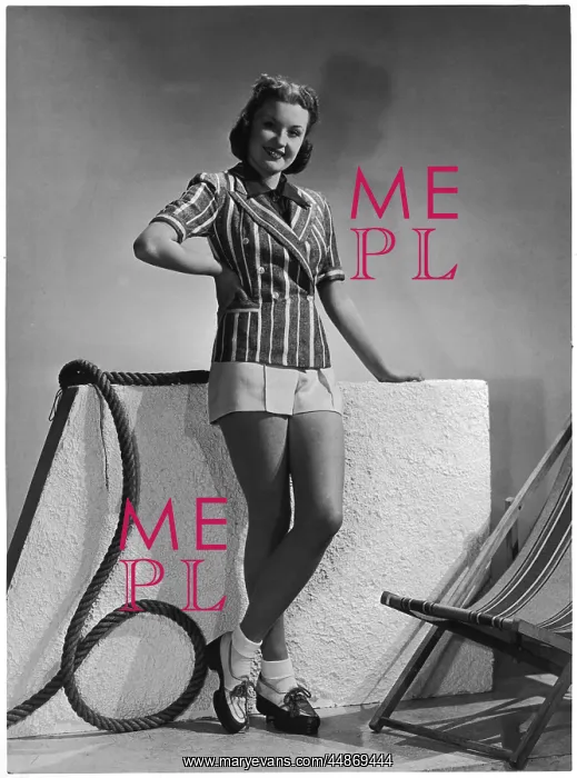 : MODEL IN SHORTS 1940 : MODEL IN SHORTS 1940