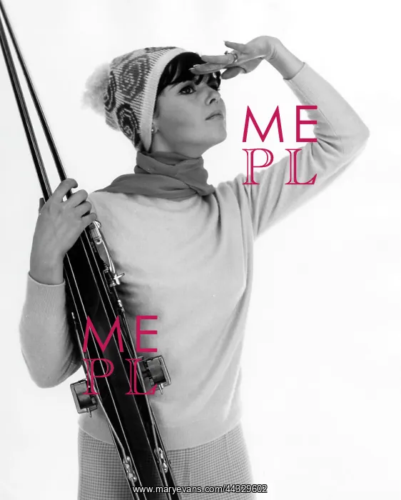 : MODEL WITH SKIS : MODEL WITH SKIS