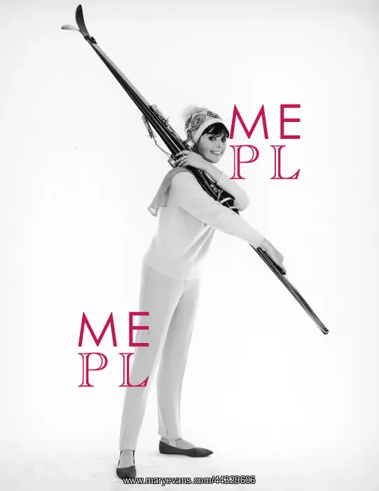 : MODEL WITH SKIS : MODEL WITH SKIS