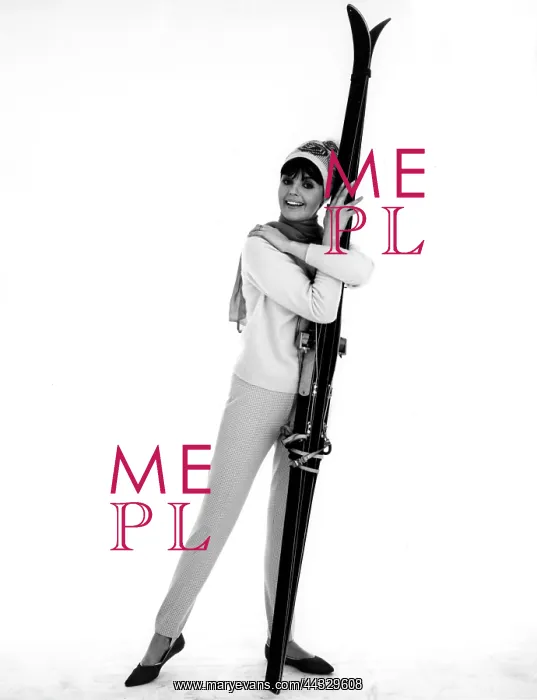 : MODEL WITH SKIS : MODEL WITH SKIS
