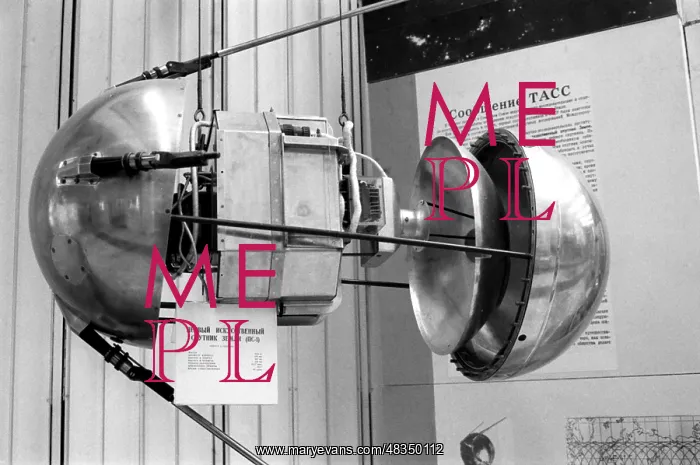 : Model of Sputnik 1 : Model of Sputnik 1