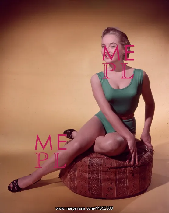 : MODEL IN SWIMSUIT : MODEL IN SWIMSUIT