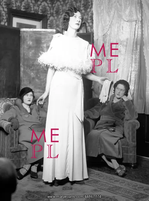 : MODELLING GOWN 1930S : MODELLING GOWN 1930S