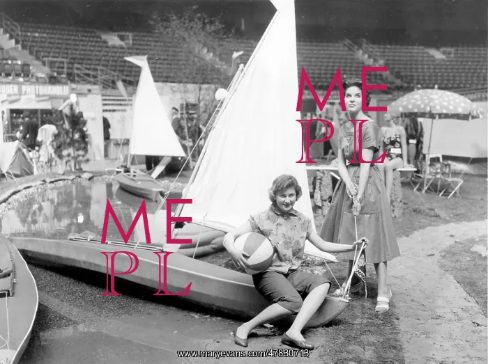 : Models displaying a sailing dinghy : Models displaying a sailing dinghy