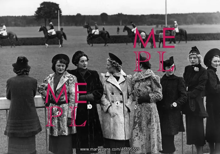 : Models at a horse racetrack in Berlin, 1937 : Models at a horse racetrack in Berlin, 1937