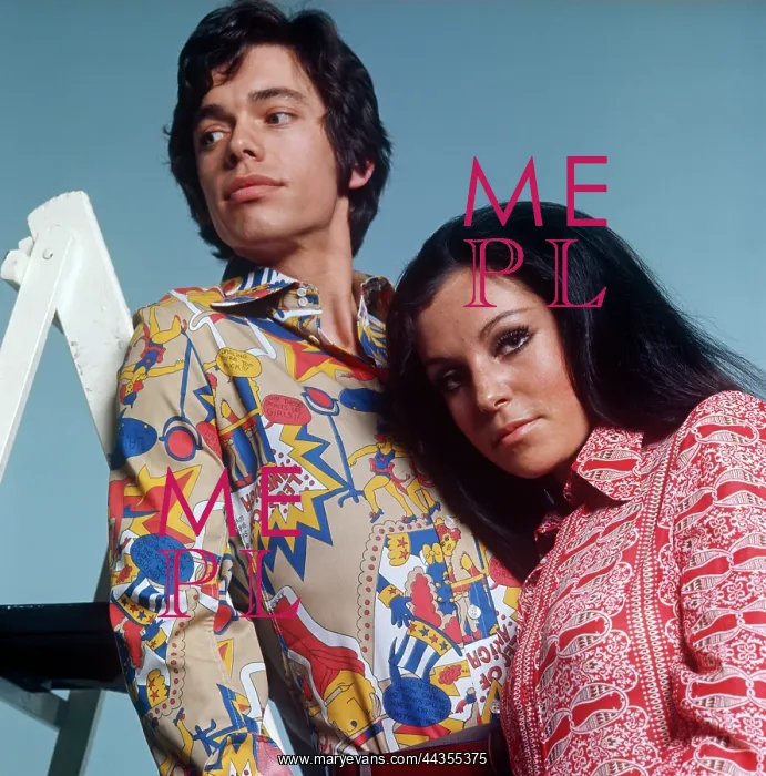  : Models with patterned groovy shirts