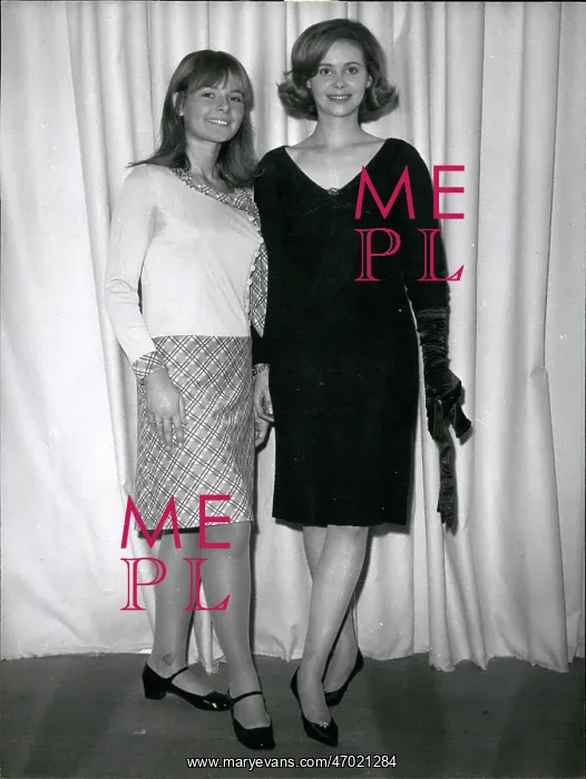 : Two models in ready to wear dresses, Porte de Versailles : Two models in ready to wear dresses, Porte de Versailles