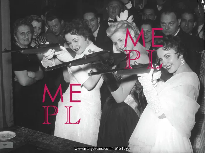 : Three models with rifles, Munich : Three models with rifles, Munich