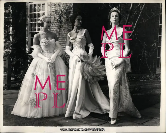 : Three models in Royal Dress Show : Three models in Royal Dress Show