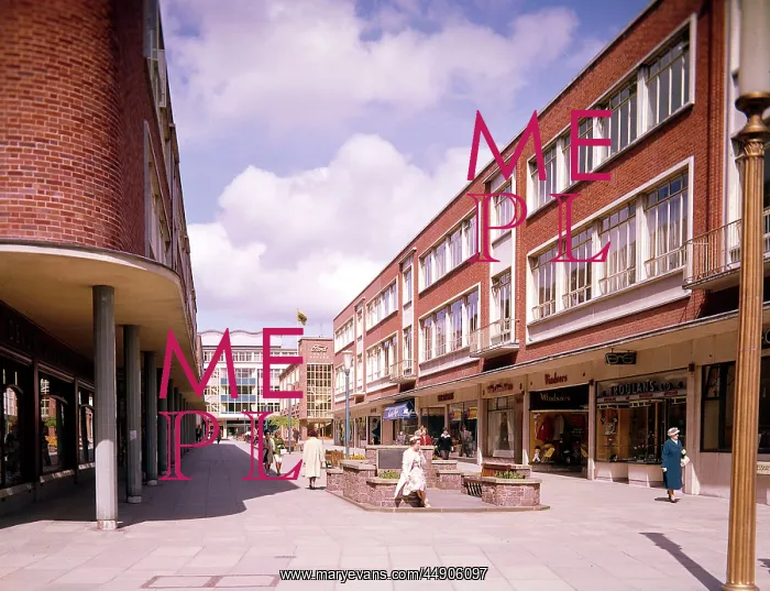 : Modern shopping precinct in Exeter, Devon : Modern shopping precinct in Exeter, Devon