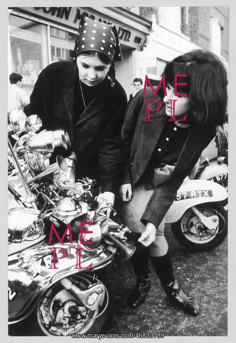: MODS ADMIRE A LAMBRETTA : MODS ADMIRE A LAMBRETTA