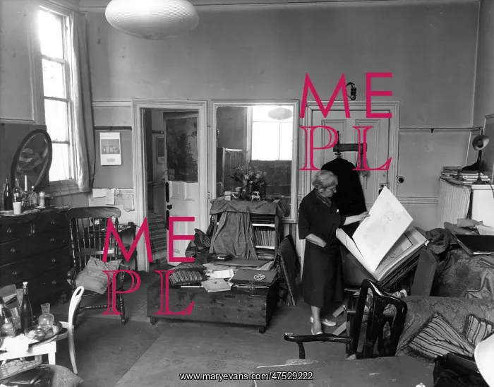 : Molly Bishop in her studio : Molly Bishop in her studio