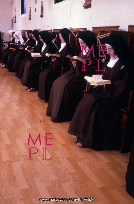 : Monastic life - nuns reading : Monastic life - nuns reading
