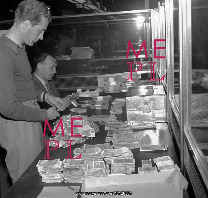 : Money - currency - banknotes - exchange office : Money - currency - banknotes - exchange office