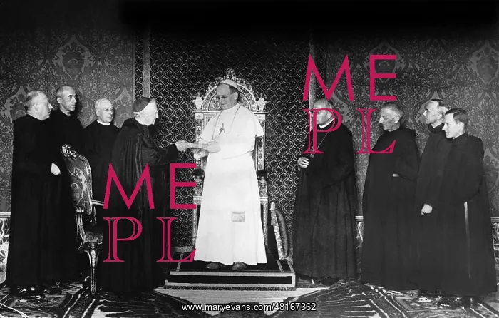 : Monks present Pope Pius XI. a revised Bible, 1934 : Monks present Pope Pius XI. a revised Bible, 1934