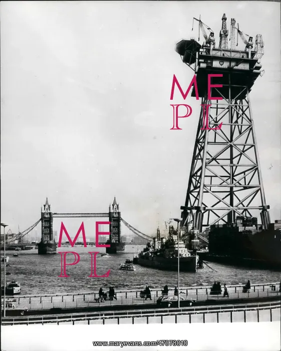 : Montage showing relative size of oil module and Tower Bridge : Montage showing relative size of oil module and Tower Bridge