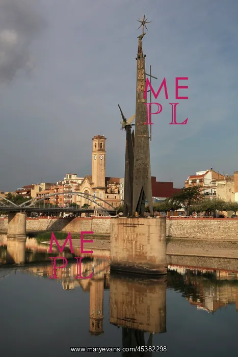 : Monument to the 'batalla de l'Ebre' (the Ebro : Monument to the 'batalla de l'Ebre' (the Ebro