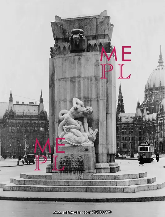 : Monument in Budapest, 1934 : Monument in Budapest, 1934