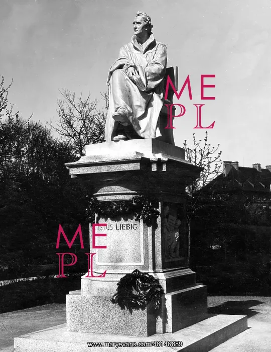 : Monument to Justus von Liebig : Monument to Justus von Liebig