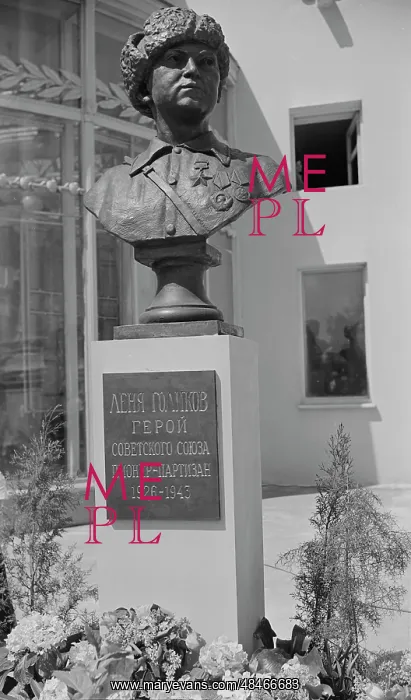 : Monument to L. Golikov at the VDNKh : Monument to L. Golikov at the VDNKh