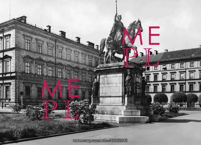 : Monument of Ludwig I on the Odeonsplatz in Munich : Monument of Ludwig I on the Odeonsplatz in Munich