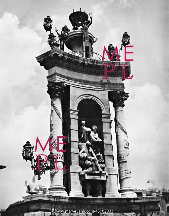 : Monument at the Plaza d'Espanya, 1936 : Monument at the Plaza d'Espanya, 1936