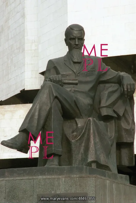: Monument to Soviet nuclear physicist Igor Kurchatov, 1999 : Monument to Soviet nuclear physicist Igor Kurchatov, 1999