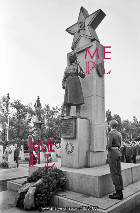 : Monument to Soviet soldiers in Czechoslovakia, 1978 : Monument to Soviet soldiers in Czechoslovakia, 1978