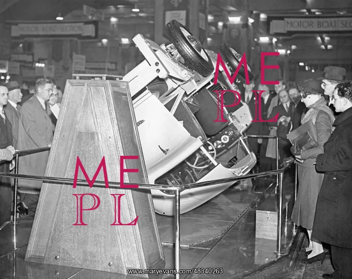 : Morris on display, 1938 : Morris on display, 1938