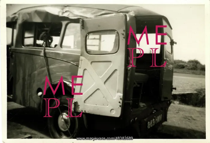 : Morris J Type Van Accident, Hyde Works, St James's Lane : Morris J Type Van Accident, Hyde Works, St James's Lane
