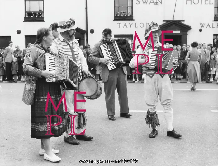 : MORRIS / MUSTO : MORRIS / MUSTO