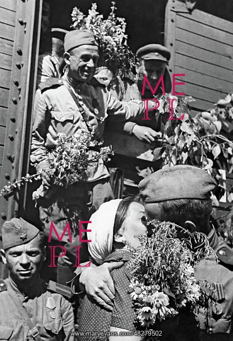 : Moscovites welcoming back Soviet soldiers : Moscovites welcoming back Soviet soldiers