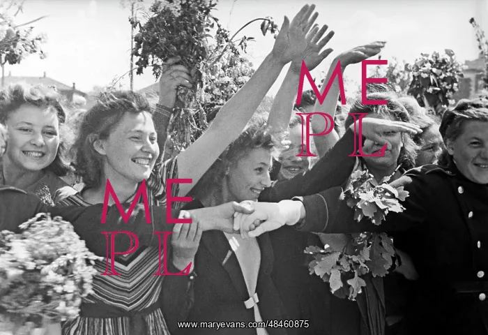 : Moscovites welcoming back Soviet soldiers : Moscovites welcoming back Soviet soldiers