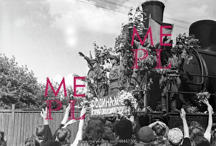 : Moscovites welcoming back Soviet soldiers : Moscovites welcoming back Soviet soldiers