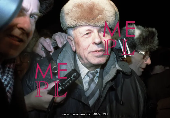 : Moscow, USSR. Journalists surround Soviet : Moscow, USSR. Journalists surround Soviet