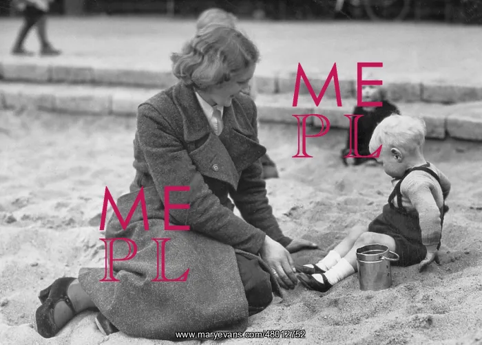  : Mother with her child in the sandbox, 1934