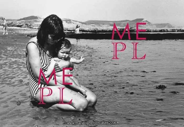 : Mother and child at the seaside : Mother and child at the seaside