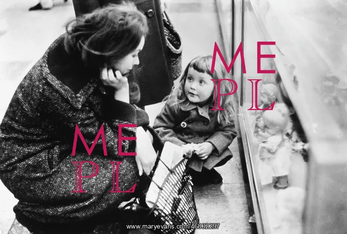 : Mother and child in Selfridges, London : Mother and child in Selfridges, London
