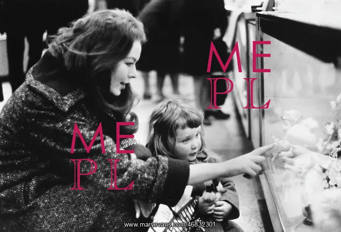 : Mother and child in Selfridges, London : Mother and child in Selfridges, London