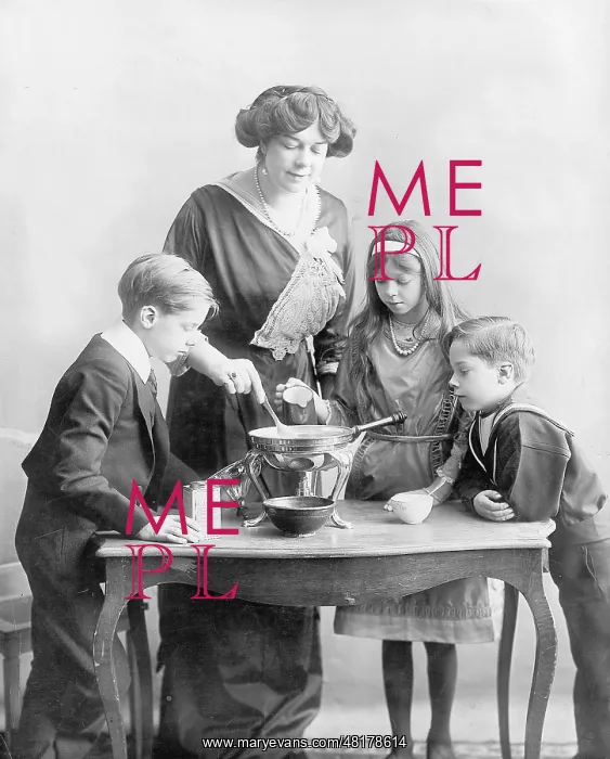 : Mother with children, around 1900 : Mother with children, around 1900