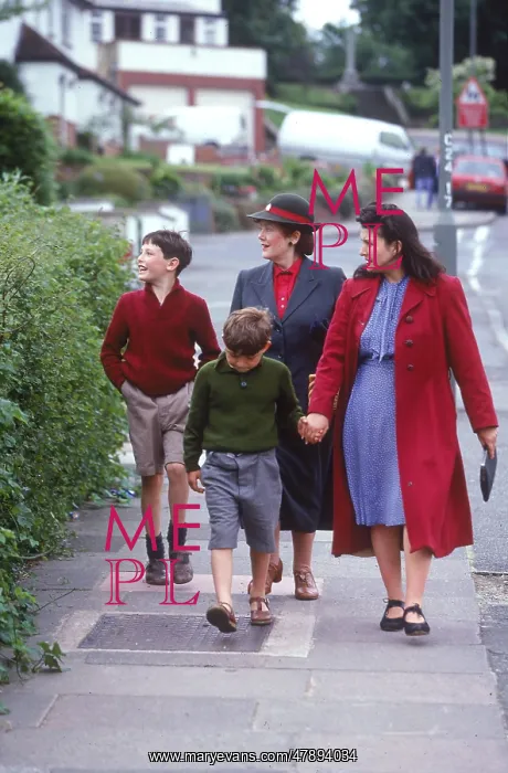 : MOTHER & CHILDREN 1940S : MOTHER & CHILDREN 1940S