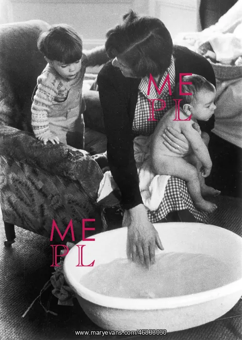 : MOTHER AND CHILDREN / BATH : MOTHER AND CHILDREN / BATH