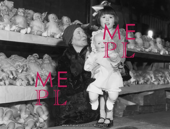 : Mother and daughter with shelves of dolls : Mother and daughter with shelves of dolls