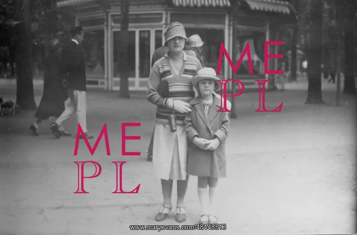  : Mother and daughter in Vichy