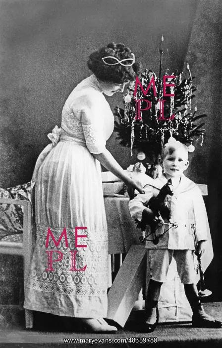 : Mother and son in front of the Christmas tree, 1900 : Mother and son in front of the Christmas tree, 1900