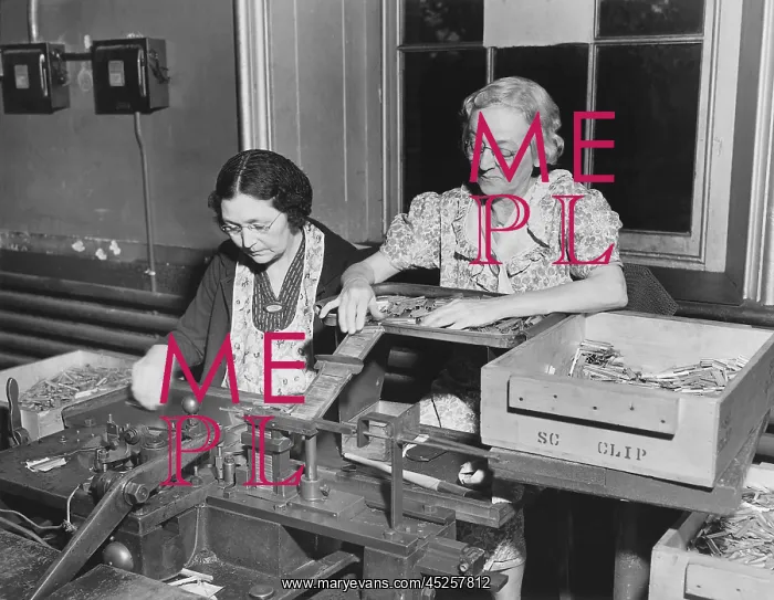 : Mothers of the assembly line perform clip spring : Mothers of the assembly line perform clip spring