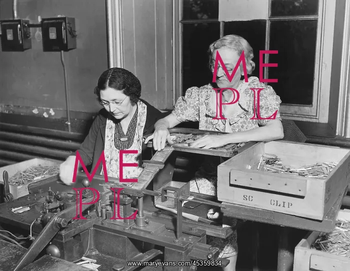 : Mothers of the assembly line perform clip spring : Mothers of the assembly line perform clip spring