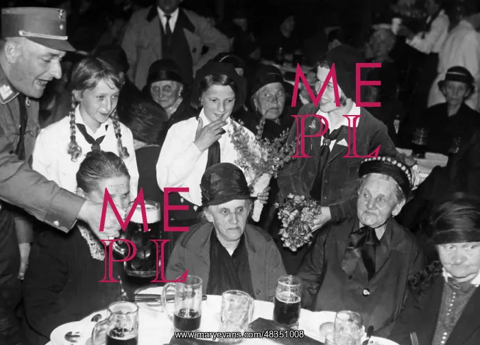 : Mothers at Buergerbraeu, 1930s : Mothers at Buergerbraeu, 1930s