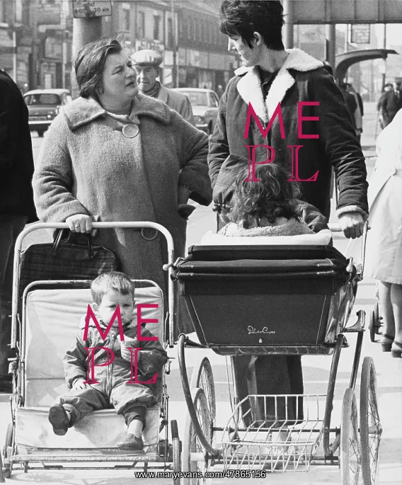 : Mothers and their children stop for a chat : Mothers and their children stop for a chat